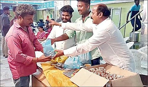 புதுவையில் நடந்த திருமண வரவேற்பு நிகழ்ச்சியில் தாம்பூல பையில் உறவினர்களுக்கு மதுபாட்டில் வழங்கும் மணப்பெண்ணின் தாய்மாமன்.