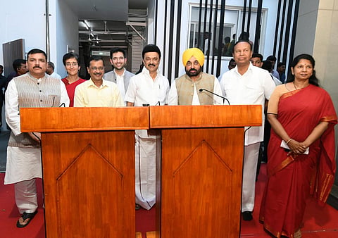 சென்னையில் நேற்று செய்தியாளர்களை சந்தித்த தமிழக முதல்வர் மு.க.ஸ்டாலின், டெல்லி முதல்வர் அர்விந்த் கேஜ்ரிவால், பஞ்சாப் முதல்வர் பகவந்த் சிங் மான் உள்ளிட்டோர்.படம்: பு.க.பிரவீன்