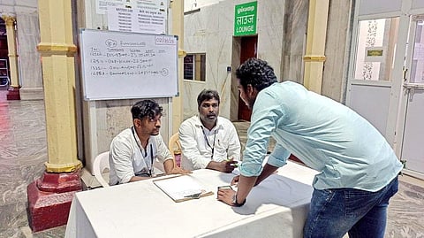 கோரமண்டல் ரயில் விபத்து | ரயில்வே, மாநில அரசுகளின் உதவி எண்கள் விவரம்