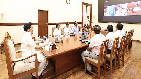 மீட்பு, நிவாரணப் பணிகளை ஒருங்கிணைப்பதற்காக ஒடிசா சென்றுள்ள அமைச்சர் உதயநிதி ஸ்டாலின், போக்குவரத்து துறை செயலர் பணீந்திர ரெட்டி உள்ளிட்ட தமிழக குழுவினருடன் சென்னை தலைமைச் செயலகத்தில் இருந்தபடி காணொலியில் முதல்வர் ஸ்டாலின் ஆலோசனை நடத்தினார். உடன் தலைமைச் செயலர் இறையன்பு, நிதித் துறை செயலர் உதயச்சந்திரன் மற்றும் அதிகாரிகள்.