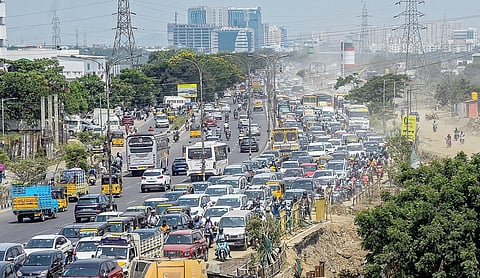 சென்னை துரைப்பாக்கம் - பல்லாவரம் ரேடியல் சாலையில் நடந்துவரும் மழை நீர் வடிகால்வாய் பணிகளால் சாலை குறுகி கடும் போக்குவரத்து நெரிசல் ஏற்படுகிறது. இதனால் நீண்ட தூரம் வரிசை கட்டி நிற்கும் வாகனங்கள்.
படம்: பு.க.பிரவீன்.