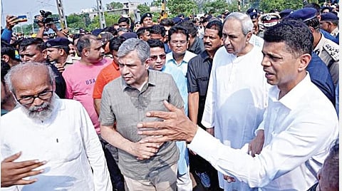 ஒடிசாவில் ரயில் விபத்து நேரிட்ட பகுதியில் மேற்கொள்ளப்பட்ட மீட்பு பணிகள் தொடர்பாக மத்திய ரயில்வே அமைச்சர் அஸ்வினி வைஷ்ணவ், மாநில முதல்வர் நவீன் பட்நாயக் ஆகியோரிடம் விளக்கும் முதல்வரின் தனிச் செயலர் வி.கார்த்திகேய பாண்டியன்.