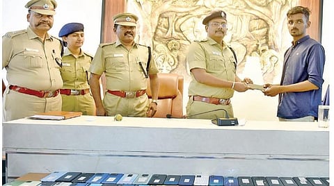 தொலைந்து போய் மீட்கப்பட்ட செல்போன்களை அதன் உரிமை யாளர்களிடம் நேற்று வழங்கிய மாவட்ட காவல் கண்காணிப்பாளர் பத்ரிநாராயணன். படம் : ஜெ.மனோகரன்