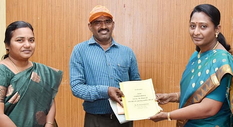 தாம் பணியாற்றும் பள்ளியில் கூடுதல் வகுப்பறைகள் கட்டுவதற்கு தனது சொந்த நிதியிலிருந்து ரூ. 10 லட்சத்தை மாவட்ட ஆட்சியர் மா.செள.சங்கீதாவிடம் வழங்கிய உறங்கான்பட்டி அரசு மேல்நிலைப்பள்ளி தலைமையாசிரியர் ந.அருணாசலம்.