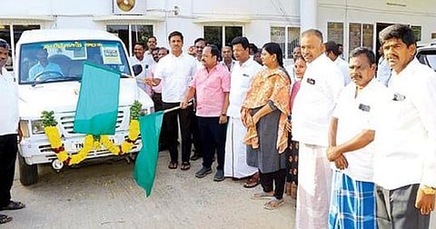 அல்லேரி மலை கிராமத்துக்கான ஜீப் ஆம்புலன்ஸ் சேவையை மாவட்ட ஆட்சியர் குமாரவேல் பாண்டியன், சட்டப்பேரவை உறுப்பினர் ஏ.பி.நந்தகுமார் ஆகியோர் நேற்று கொடியசைத்து தொடங்கி வைத்தனர்.