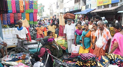 வெளிமாநில வியாபாரிகள் வருகையால் ஈரோடு ஜவுளி சந்தையில் விற்பனை அதிகரிப்பு