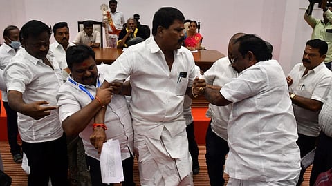 சேலம் மாநகராட்சி அவசரக் கூட்டத்தில் திமுக கவுன்சிலர்களிடையே வாக்குவாதம்