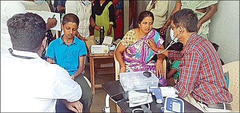 திருப்பூர் வெங்கமேடு பகுதியில் சாய ஆலையிலிருந்து வெளியேறிய விஷ வாயுவால் பாதிக்கப்பட்டவர்களுக்கு சிகிச்சை அளித்த மருத்துவர்கள்.