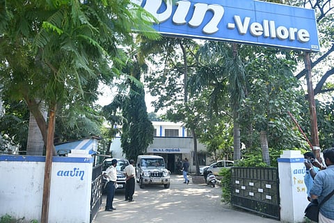 போலி பதிவெண் வாகனத்தில் 2,300 லிட்டர் பால் கடத்த முயற்சி - வேலூர் ஆவின் ஒப்பந்ததாரர் உள்ளிட்ட 2 பேர் மீது வழக்கு பதிவு
