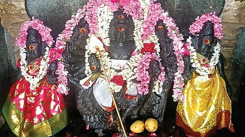 சங்கு சக்கரத்துடன் முருகன்