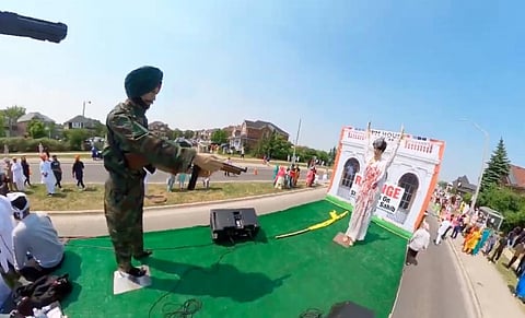 கனடாவில் நடந்த ஊர்வலத்தில் இடம்பெற்றிருந்த இந்திரா காந்தி படுகொலை சித்தரிப்புக் காட்சி