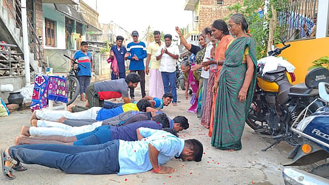 புதுச்சேரி காவலர் தேர்வில் ஒரே கிராமத்தைச் சேர்ந்த 11 பேர் தேர்ச்சி - கேக் வெட்டி வாழ்த்திய ஊர் மக்கள்