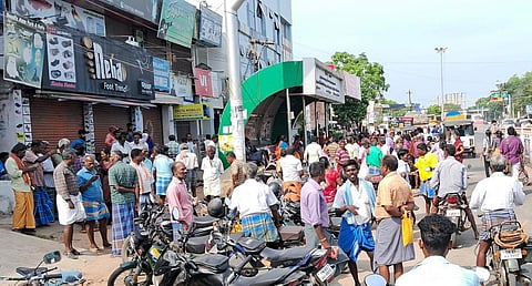 திண்டுக்கல்லில் நாள்தோறும் கூடும் வேலைவாய்ப்பு சந்தை: நம்பிக்கையோடு காத்திருக்கும் தொழிலாளர்கள்