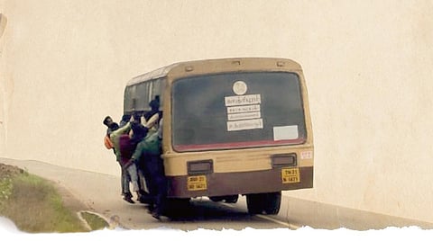 மாகரல்-திருப்புலிவனம் செல்லும் கிராமப்பேருந்தில் படிகட்டில் தொங்கிய நிலையில் பயணிக்கும் மாணவர்கள். (கோப்பு படம்)