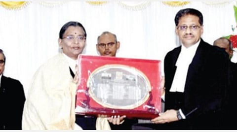உயர் நீதிமன்ற மதுரை கிளையில் நேற்றுடன் பணி ஓய்வு பெற்ற நீதிபதி ஆர்.தாரணிக்கு நினைவுப் பரிசு வழங்கினார் நீதிபதி ஆர்.சுரேஷ்குமார்.