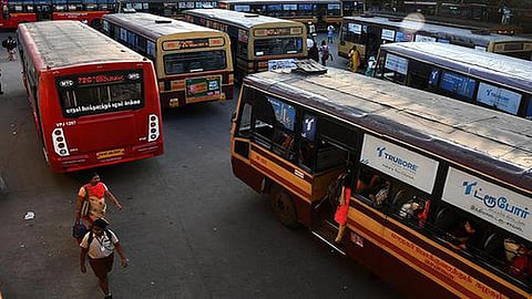சென்னை | தேவையான நேரத்தில் பேருந்து வராமல் தவிக்கும் பயணிகள்: முறைப்படுத்தி இயக்க கோரிக்கை