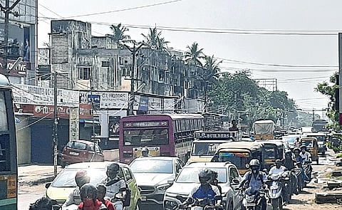 வேளச்சேரி சாலை பூண்டிபஜார் அருகே 300 மீட்டர் வரை சாலை அகலப்படுத்துவதில் தாமதம் ஏற்படுவதால் கடும் போக்குவரத்து நெரிசல் ஏற்படுகிறது.படம் எம். முத்துகணேஷ்