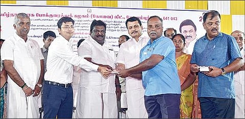 கோவையில் நேற்று நடைபெற்ற நிகழ்ச்சியில், அரசுப் போக்குவரத்துக் கழகப் பணியாளர்களுக்கு பணப் பலன்களை வழங்கிய அமைச்சர்கள் வி.செந்தில்பாலாஜி, சா.சி.சிவசங்கர் உள்ளிட்டோர்.