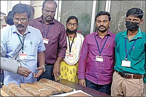 நெல்லையப்பர் கோயிலில் திருஞானசம்பந்தரின் தேவாரப் பாடல்கள் இடம்பெற்ற அரிய ஓலைச்சுவடிகளை கண்டறிந்த இந்து சமய அறநிலையதுறையின் சுவடிகள் நூலாக்கத் திட்டப் பணிக் குழுவினர்.