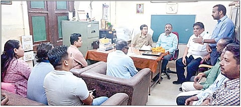 வாரணாசியின் பனாரஸ் இந்து பல்கலைக்கழகத்தில் தமிழ் பிரிவு பேராசிரியர்கள் மற்றும் மாணவர்களுடன் தமிழக அரசின் செய்தித்துறை செயலாளர் செல்வராஜ், தமிழ் வளர்ச்சித்துறை இயக்குநர் முனைவர் ந.அருள் ஆலோசனை செய்தனர்.