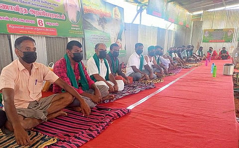 கீழ்பவானி வாய்க்கால் சீரமைப்பைக் கைவிட வலியுறுத்தி, பெருந்துறை வாய்க்கால் மேடு பகுதியில் உண்ணாவிரதம் மேற்கொண்ட விவசாயிகளில் ஒரு பகுதியினர்.