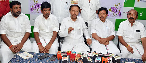 கிருஷ்ணகிரியில் செய்தியாளர்களிடம் பேசிய அதிமுக கொள்கை பரப்பு செயலாளரும், மாநிலங்களவை உறுப்பினருமான தம்பிதுரை.