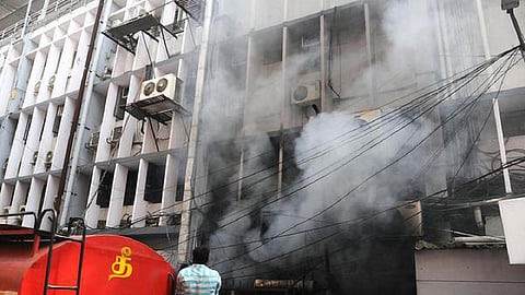 சவுகார்பேட்டையில் உள்ள வணிக வளாகத்தில் தீ விபத்து: பல லட்சம் பொருட்கள் சேதம்