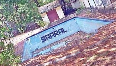 சுற்றுலா பயணிகளை மகிழ்வித்த குற்றாலம் நீச்சல் குளம் பயனற்று கிடக்கும் அவலம்