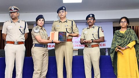 மின்னணு ரோந்து முறையை செயல்படுத்த காவல் நிலையங்களுக்கு 408 கையடக்க கணினிகள்