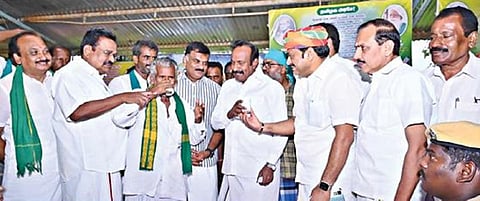 உண்ணாவிரதத்தில் ஈடுபட்ட விவசாயிகளுக்கு அமைச்சர் முத்துசாமி பழரசம் கொடுத்து போராட்டத்தை நிறைவு செய்தார்.