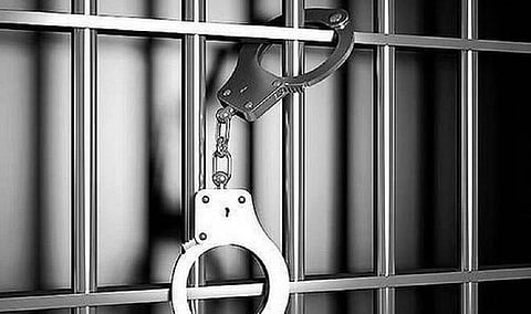 தேனி | மனைவி மீது காரை ஏற்றி கொல்ல முயற்சி: கணவர் உட்பட இருவர் கைது