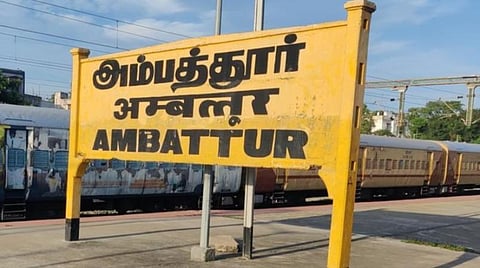அம்பத்தூர் ரயில் நிலையம் அருகே நெரிசலை ஏற்படுத்திய கிரேன் அகற்றம்