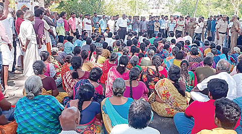 மயிலாடுதுறை - திருவாரூர் நெடுஞ்சாலையில் தத்தங்குடி பகுதியில் நேற்று சாலை மறியலில் ஈடுபட்ட பொதுமக்கள்.