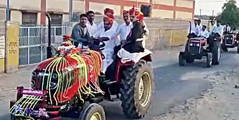திருமணத்துக்கு டிராக்டர் ஓட்டிச் சென்ற மணமகன் பிரகாஷ் சவுத்ரி.