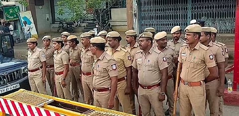 மின்சார துறை அமைச்சர் செந்தில்பாலாஜி கைது காரணமாக கரூரில் பல்வேறு இடங்களில் போலீஸார் குவிக்கப்பட்டுள்ளனர்.