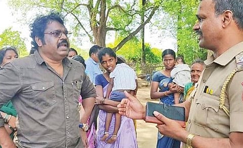 மேல்பாதி கிராமத்துக்குள் நுழைந்த கௌதமனை வெளியேற்றும் போலீஸார்.