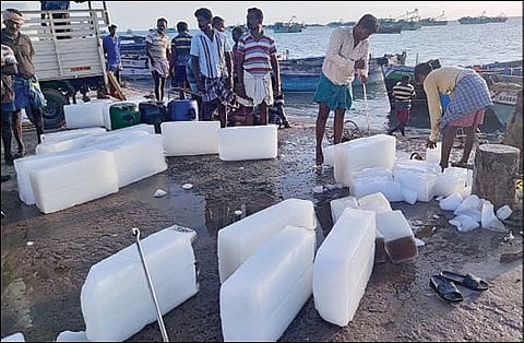 பாம்பனில் இன்று கடலுக்குச் செல்லும் விசைப்படகுகளுக்கு நாட்டு படகு மூலம் ஐஸ் கட்டிகள் நேற்று மாலை ஏற்றப்படுகிறது.
