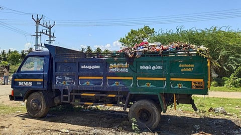 தேவகோட்டை ஞானநந்தகிரி நகரில் வாகனத்திலேயே தேங்கியுள்ள குப்பைகள்.
