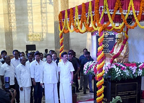 சென்னை கிண்டி கிங் இன்ஸ்டிடியூட் வளாகத்தில் கலைஞர் நூற்றாண்டு உயர் சிறப்பு மருத்துவமனையை முதல்வர் மு.க.ஸ்டாலின் நேற்று திறந்து வைத்தார். அமைச்சர்கள் துரைமுருகன், எ.வ.வேலு, உதயநிதி, மா.சுப்பிரமணியன், சென்னை மாநகர மேயர் பிரியா உள்ளிட்டோர் உடனிருந்தனர். படம்: ம.பிரபு