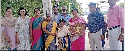 ஜார்ஜியாவில் நடைபெற்ற உலக செஸ் சாம்பியன் போட்டியில் 8 வயதுக்கு உட்பட்டோர் பிரிவில் 3-வது இடம் பிடித்த சர்வாணிகாவுக்கு அரியலூர் ரயில் நிலையத்தில் நேற்று அளிக்கப்பட்ட வரவேற்பு. படம்: பெ.பாரதி