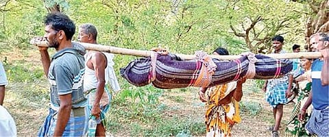 உயிரிழந்த சாந்தியை உடலை டோலி கட்டி சுமந்து செல்லும் கிராம மக்கள் மற்றும் உறவினர்கள்.