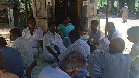 தஞ்சை | கரும்புக்கான முழுத்தொகையை வழங்க வலியுறுத்தி வருவாய், வேளாண் அலுவலர்கள் சிறைப்பிடிப்பு