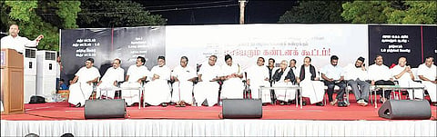 கோவை சிவானந்தா காலனியில் நேற்று நடந்த கண்டன பொதுக்கூட்டத்தில் பேசிய திமுக பொருளாளர் டி.ஆர்.பாலு எம்.பி. உடன், கூட்டணி கட்சி தலைவர்கள் கே.எஸ்.அழகிரி, வைகோ, கே.பாலகிருஷ்ணன், இரா.முத்தரசன், தொல்.திருமாவளவன் மற்றும் வீரமணி, கோவை மாவட்ட திமுக செயலாளர்கள் நா.கார்த்திக், தொ.அ.ரவி, தளபதி முருகேசன் உள்ளிட்டோர். படம் : ஜெ.மனோகரன்