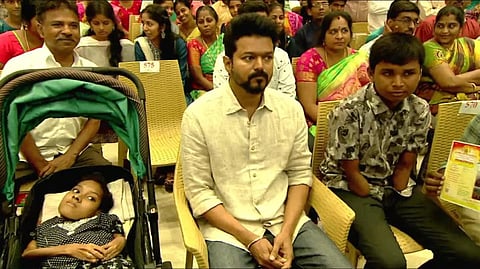 மாணவர்களுடன் நடிகர் விஜய்