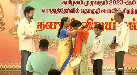 600/600 மதிப்பெண் எடுத்த மாணவி நந்தினிக்கு வைர நெக்லஸ் பரிசளித்த விஜய்
