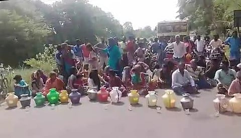 குடங்களுடன் போராட்டத்தில் ஈடுபட்ட மக்கள்