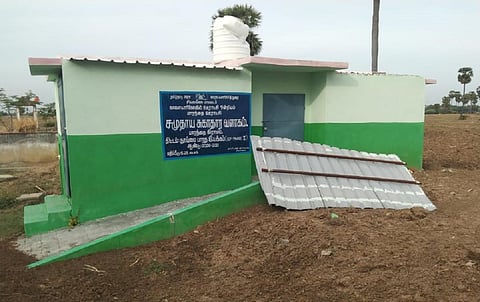 சிவகங்கை | காளையார்கோவில் அருகே தரமற்ற முறையில் கட்டப்பட்ட 3 சுகாதார வளாகங்கள்: பயன்பாட்டுக்கு வராமலேயே சேதம்
