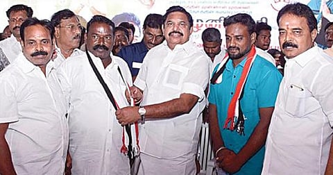 சேலம் மாவட்டம் ஆத்தூரில் நடைபெற்ற நிகழ்ச்சியில், பல்வேறு கட்சிகளில் இருந்து விலகி அதிமுகவில் இணைந்தவர்களை வரவேற்ற அதிமுக பொதுச்செயலாளர் பழனிசாமி.