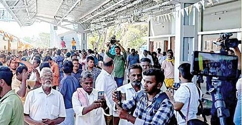 சுறுசுறுப்பான தேனி ரயில் நிலையம் - சுற்றுலா பேருந்து இயக்கப்படுமா?