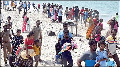 தனுஷ்கோடி அரிச்சல்முனையிலிருந்து அழைத்துச் செல்லப்படும் இலங்கை தமிழர்கள்.